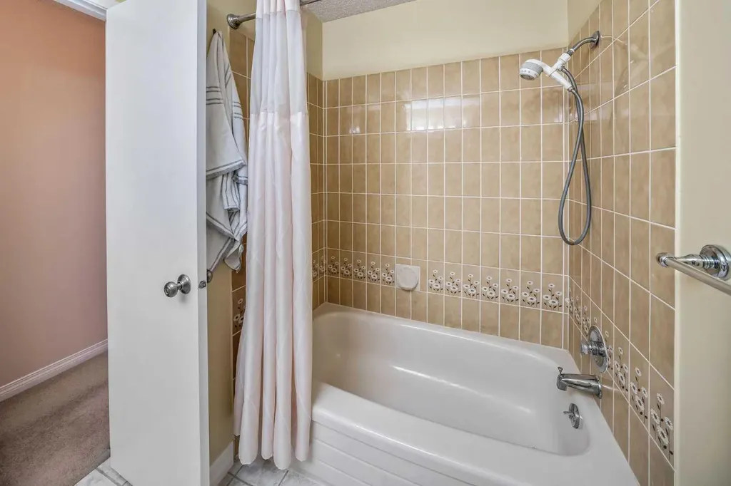 39 Woodmont Way Calgary AB T2W 4L7