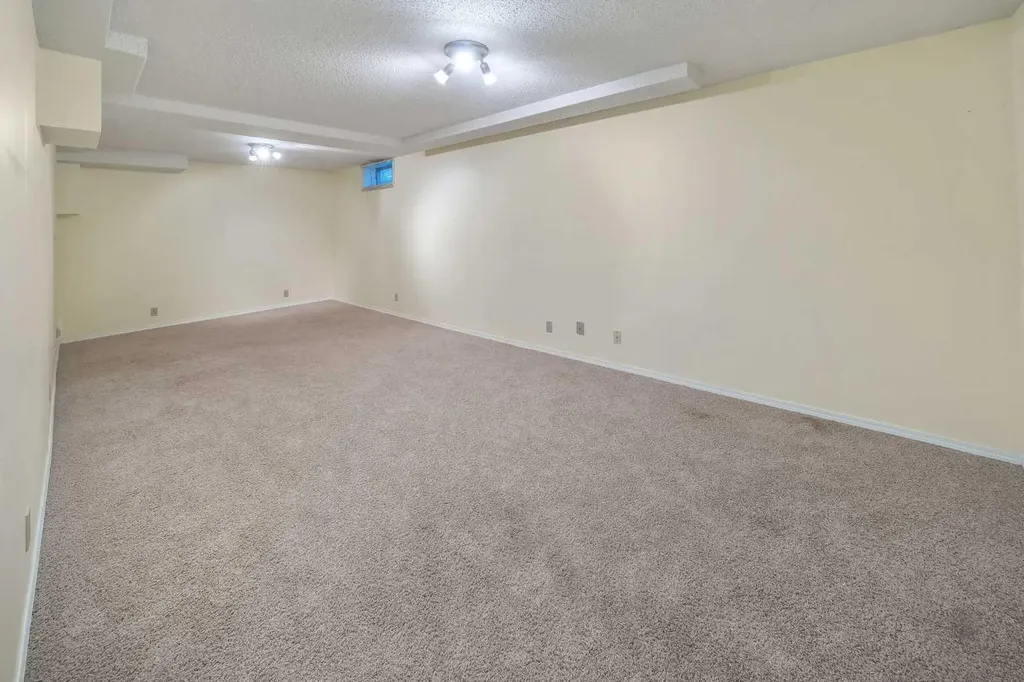 39 Woodmont Way Calgary AB T2W 4L7