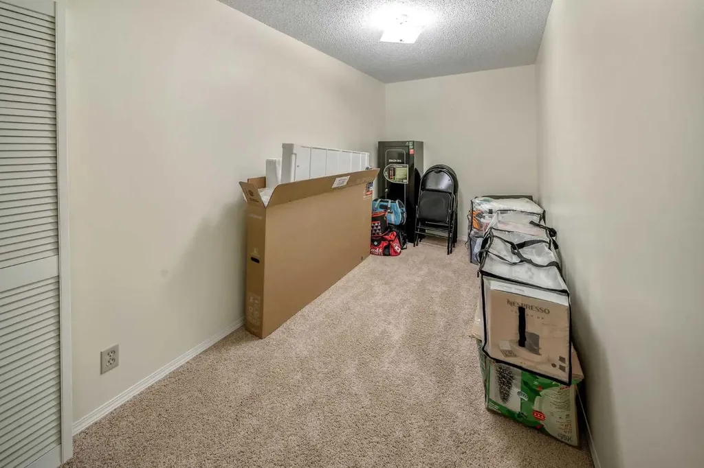 39 Woodmont Way Calgary AB T2W 4L7