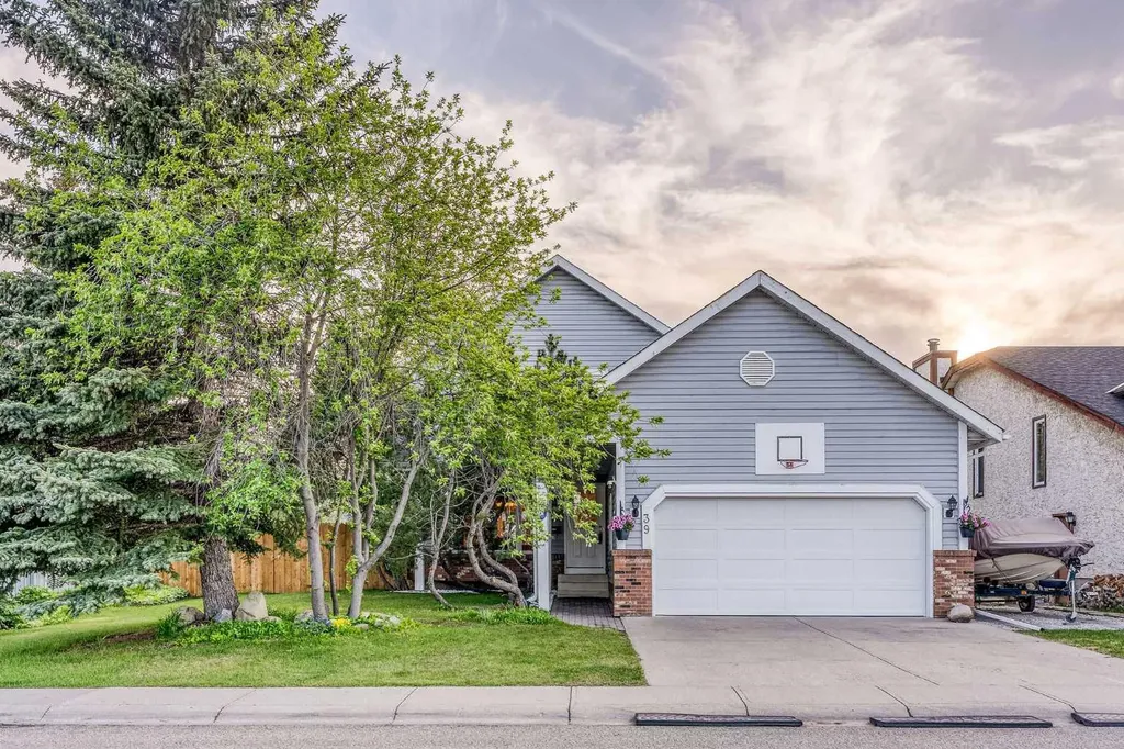 39 Woodmont Way Calgary AB T2W 4L7