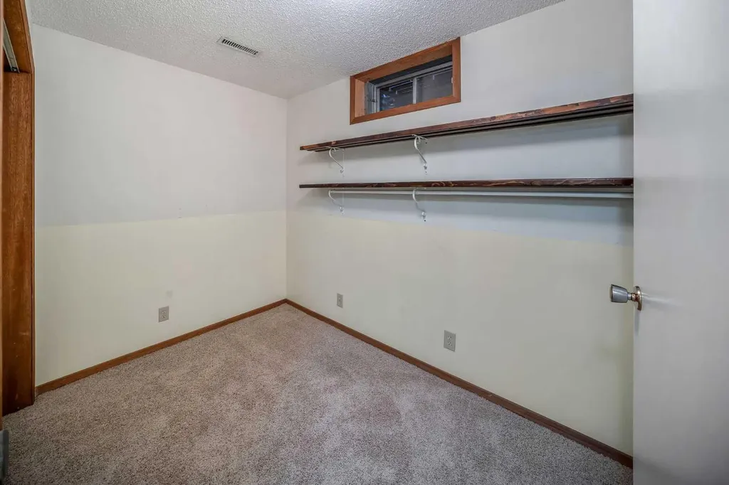 39 Woodmont Way Calgary AB T2W 4L7