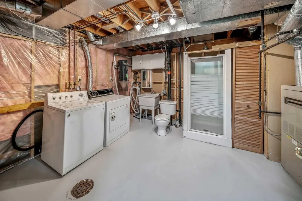 39 Woodmont Way Calgary AB T2W 4L7