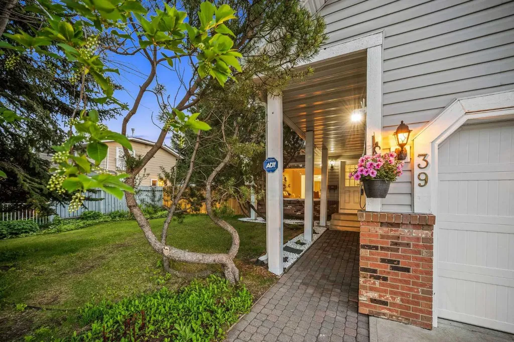 39 Woodmont Way Calgary AB T2W 4L7