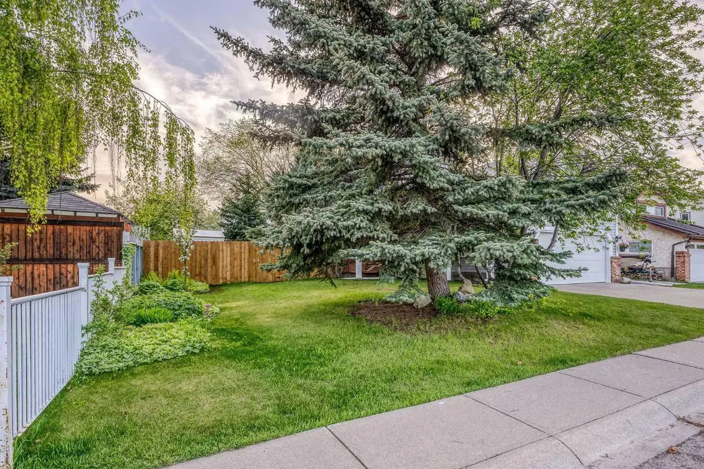 39 Woodmont Way Calgary AB T2W 4L7