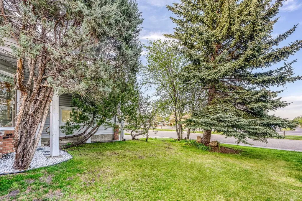 39 Woodmont Way Calgary AB T2W 4L7