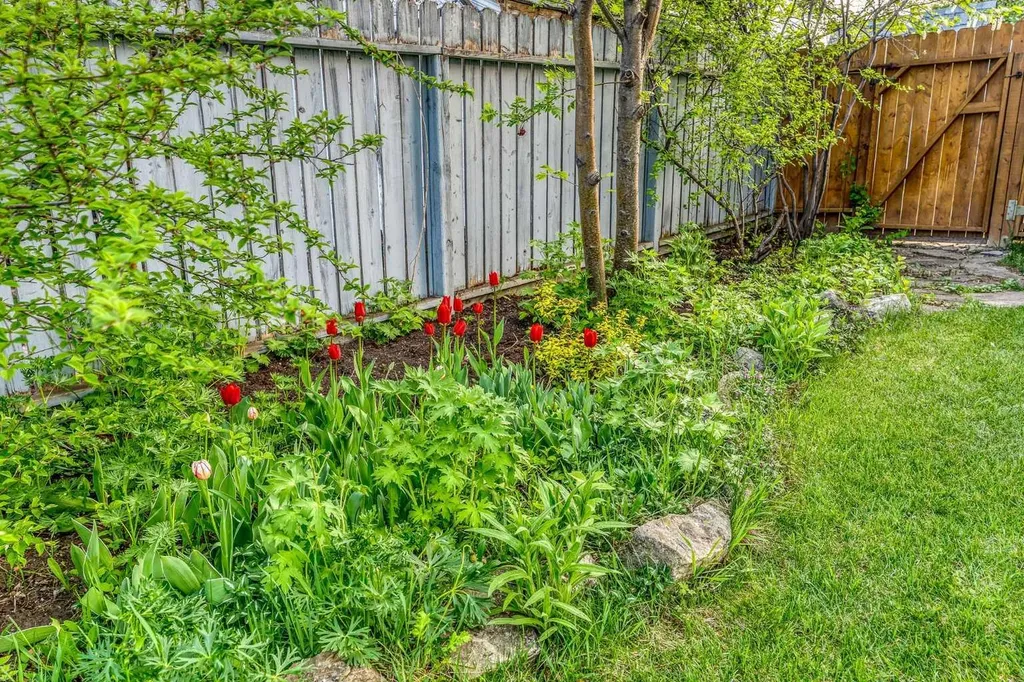 39 Woodmont Way Calgary AB T2W 4L7