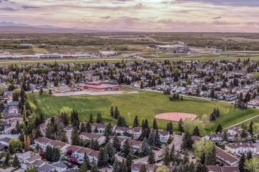 39 Woodmont Way Calgary AB T2W 4L7