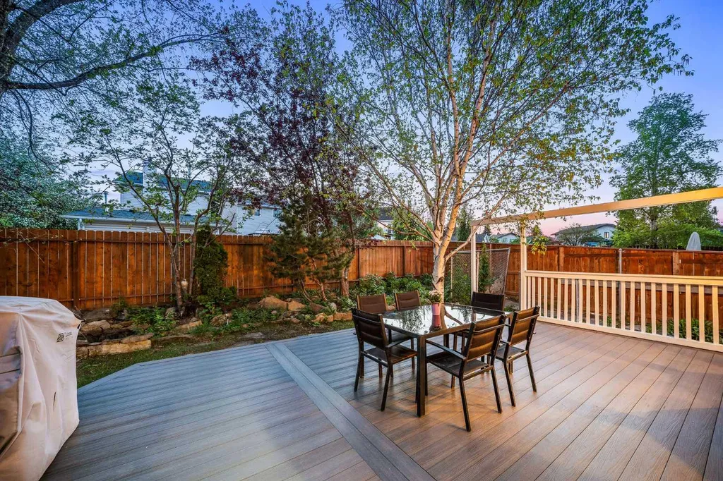 39 Woodmont Way SW Calgary AB T2W 4L7