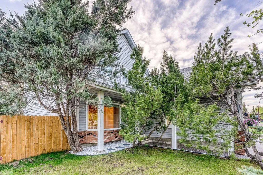 39 Woodmont Way Calgary AB T2W 4L7