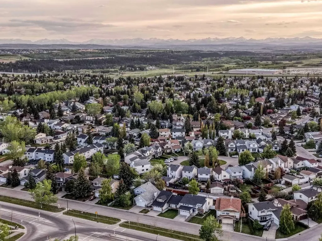 39 Woodmont Way Calgary AB T2W 4L7