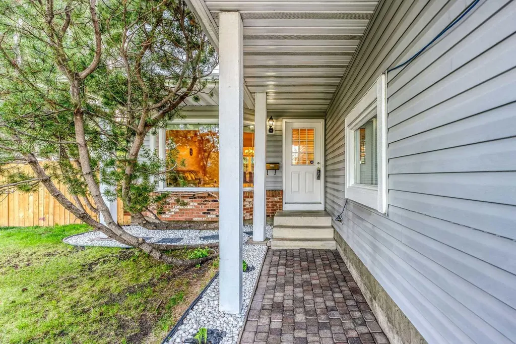 39 Woodmont Way Calgary AB T2W 4L7