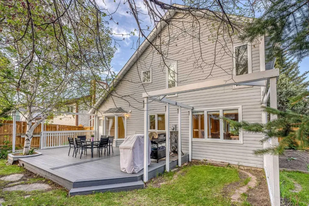 39 Woodmont Way Calgary AB T2W 4L7