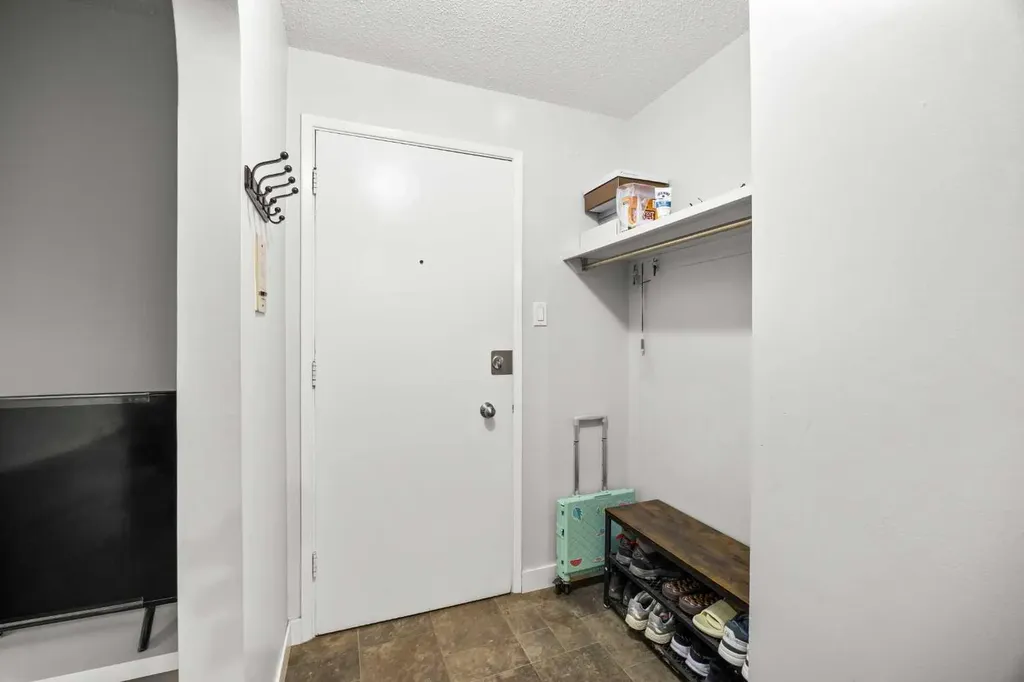 3103 Blakiston Drive NW Calgary AB T2L 1L7
