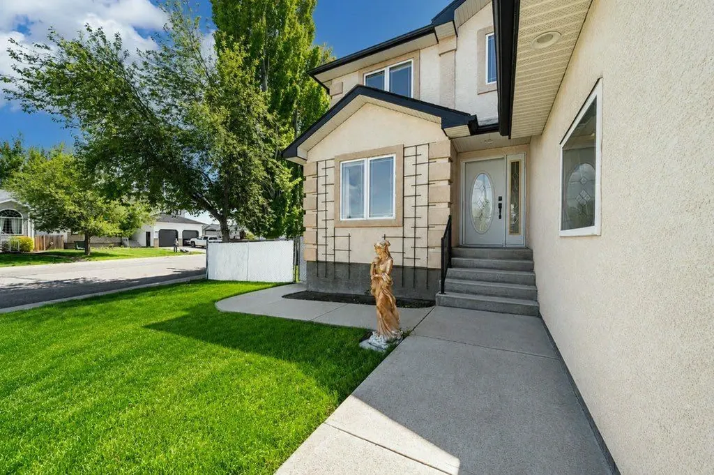 5 Hunter Court NE Medicine Hat AB T1C1W5