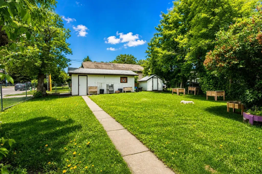 3502 51 Avenue Red Deer AB T4N 4G2