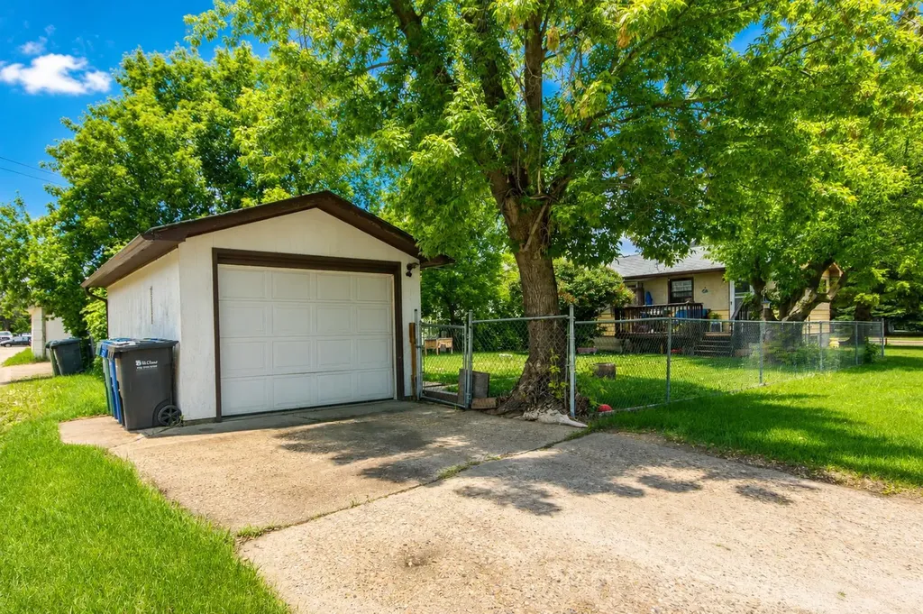 3502 51 Avenue Red Deer AB T4N 4G2