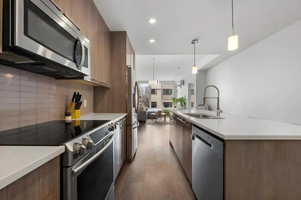 317 22 Avenue SW Calgary AB T2S 3H6