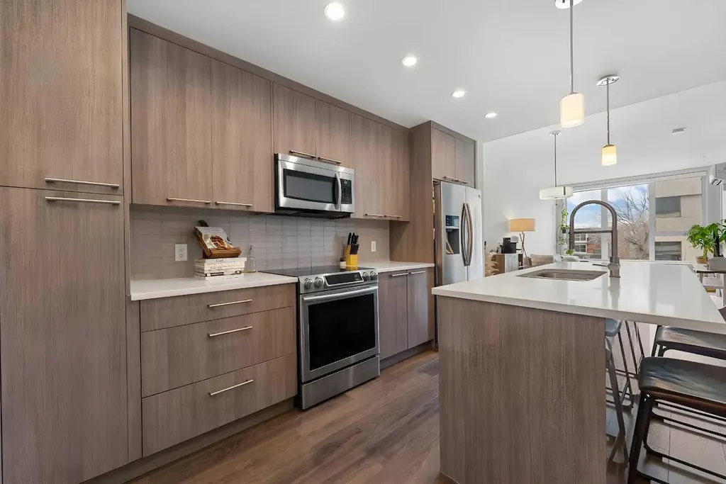 317 22 Avenue SW Calgary AB T2S 3H6