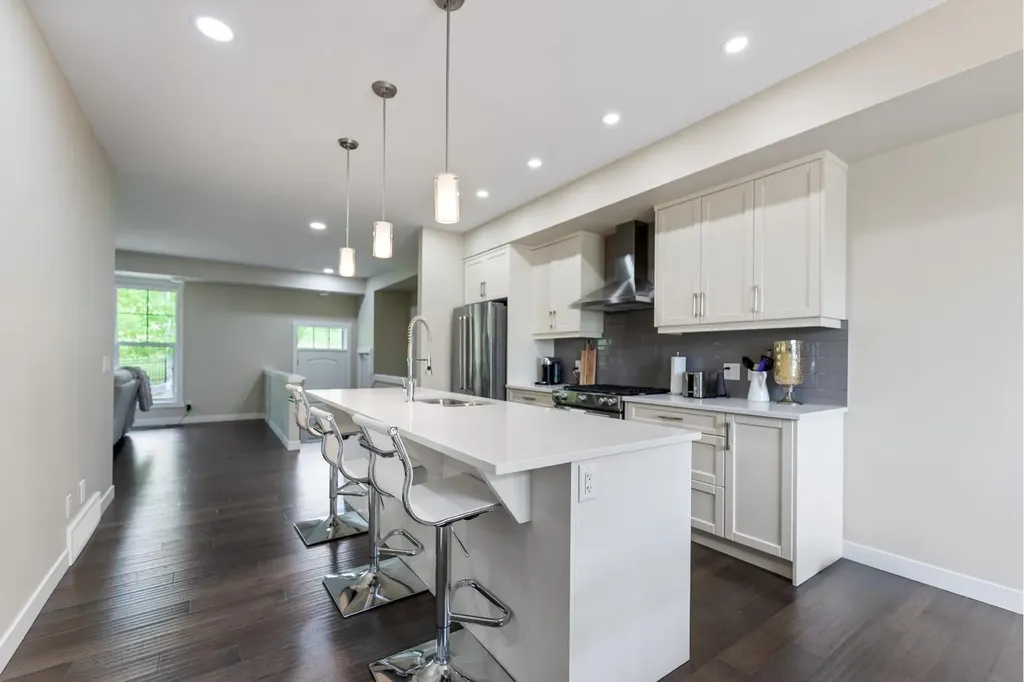 165 Cranbrook Villas SE Calgary AB T3M 1Z3