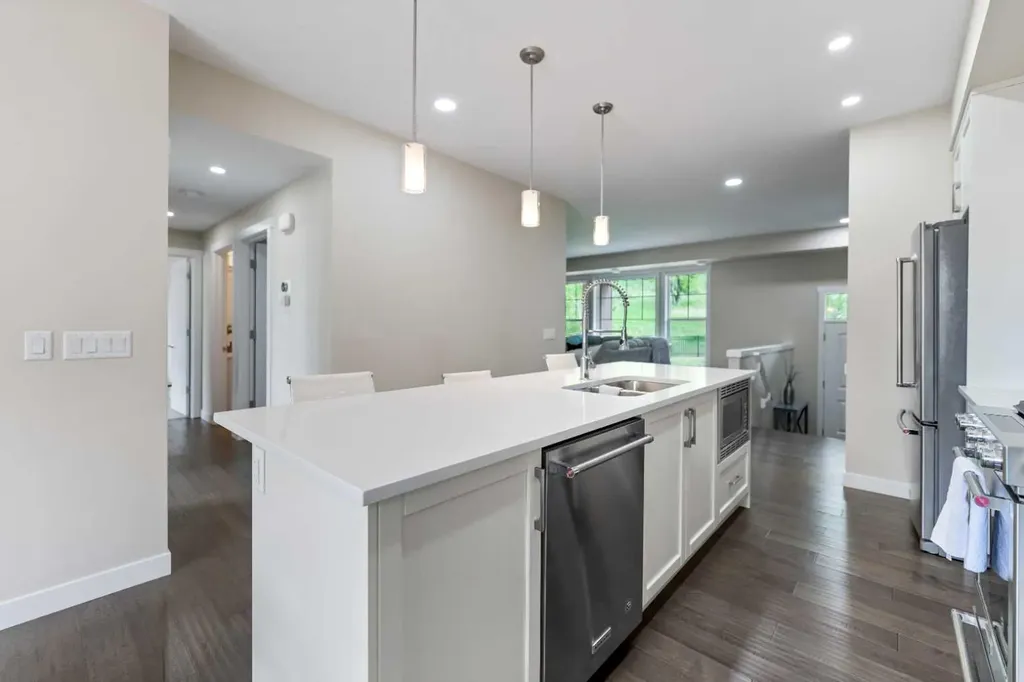 165 Cranbrook Villas SE Calgary AB T3M 1Z3