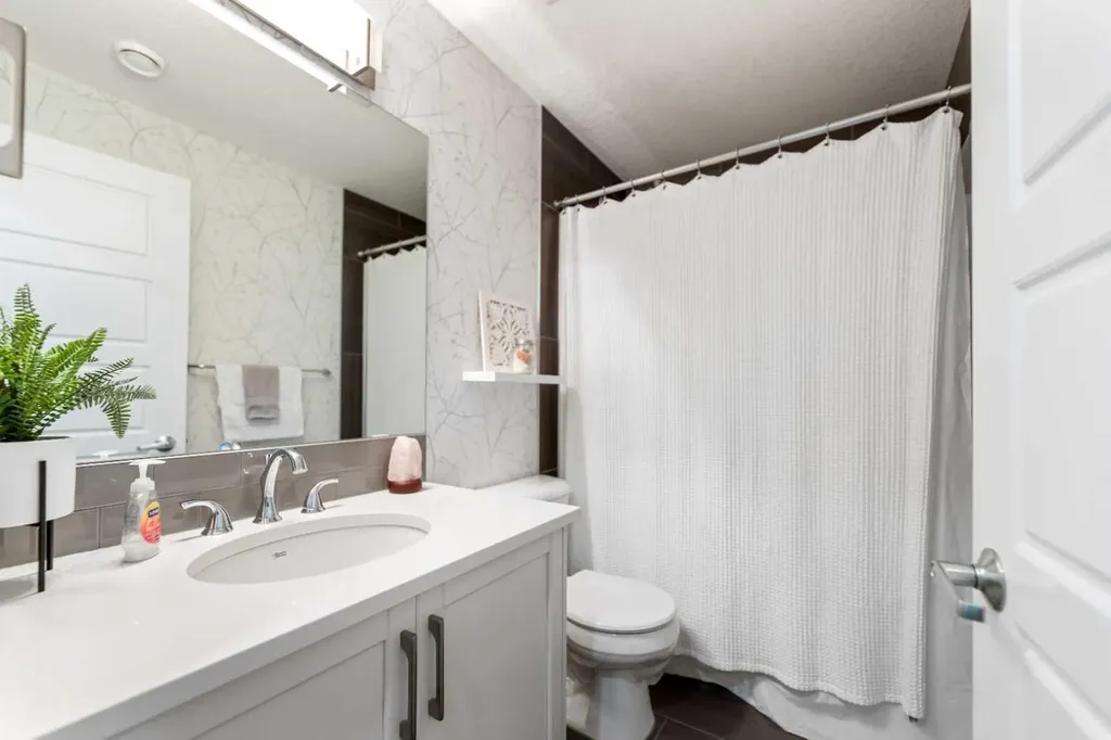 165 Cranbrook Villas SE Calgary AB T3M 1Z3