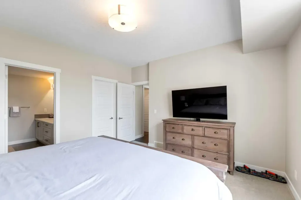 165 Cranbrook Villas SE Calgary AB T3M 1Z3
