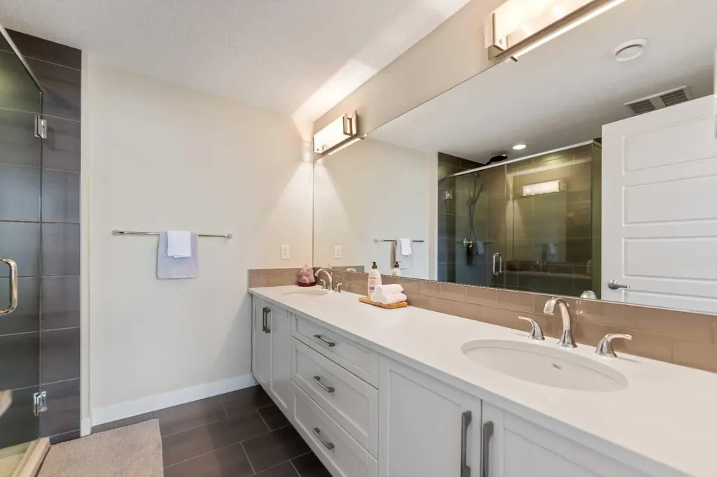 165 Cranbrook Villas SE Calgary AB T3M 1Z3