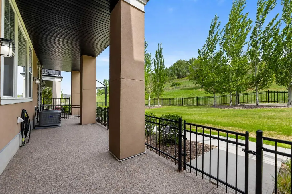165 Cranbrook Villas SE Calgary AB T3M 1Z3