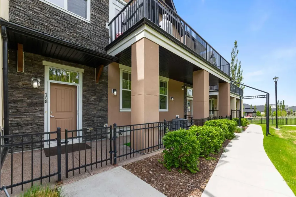 165 Cranbrook Villas SE Calgary AB T3M 1Z3