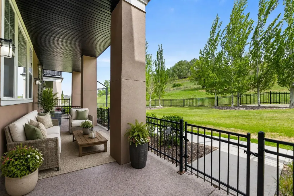 165 Cranbrook Villas SE Calgary AB T3M 1Z3
