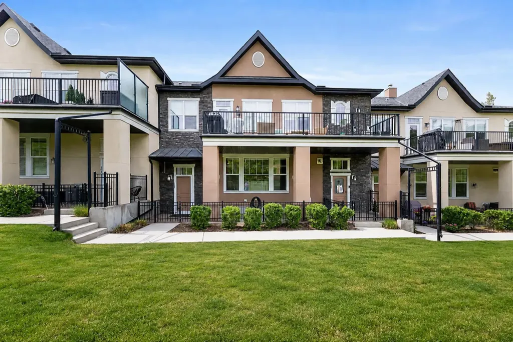 165 Cranbrook Villas SE Calgary AB T3M 1Z3