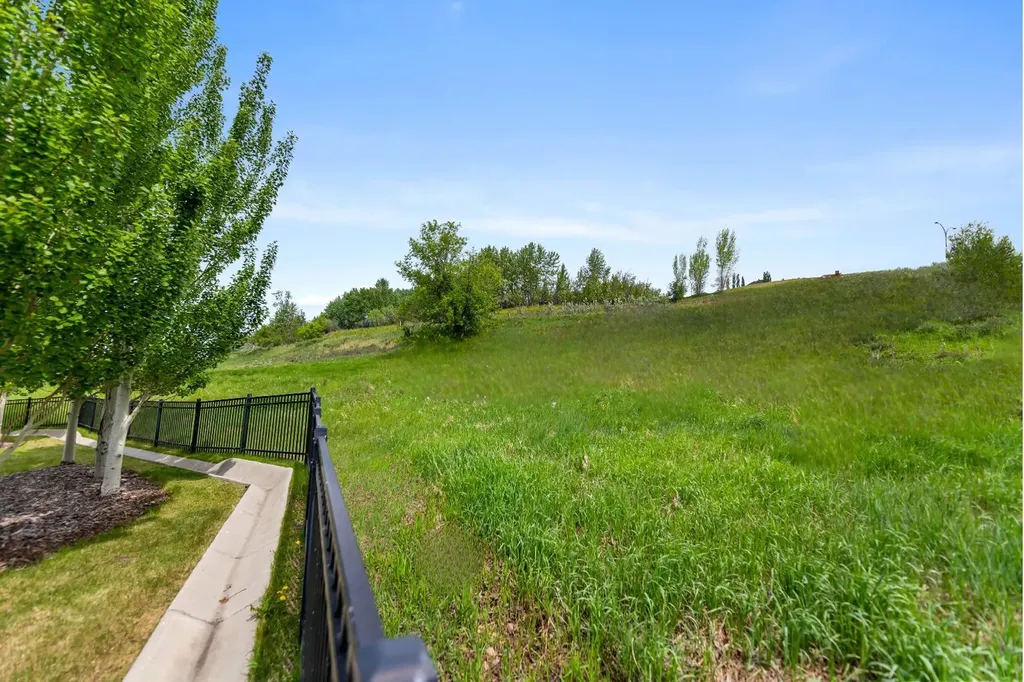 165 Cranbrook Villas SE Calgary AB T3M 1Z3