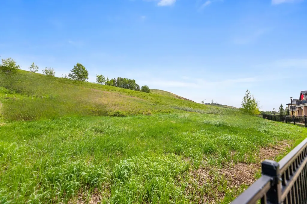 165 Cranbrook Villas SE Calgary AB T3M 1Z3