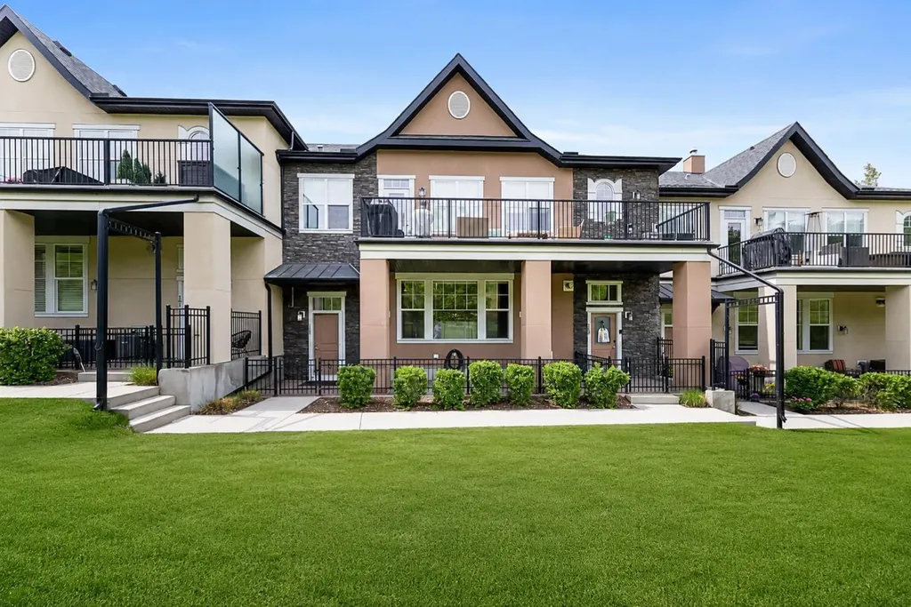 165 Cranbrook Villas SE Calgary AB T3M 1Z3