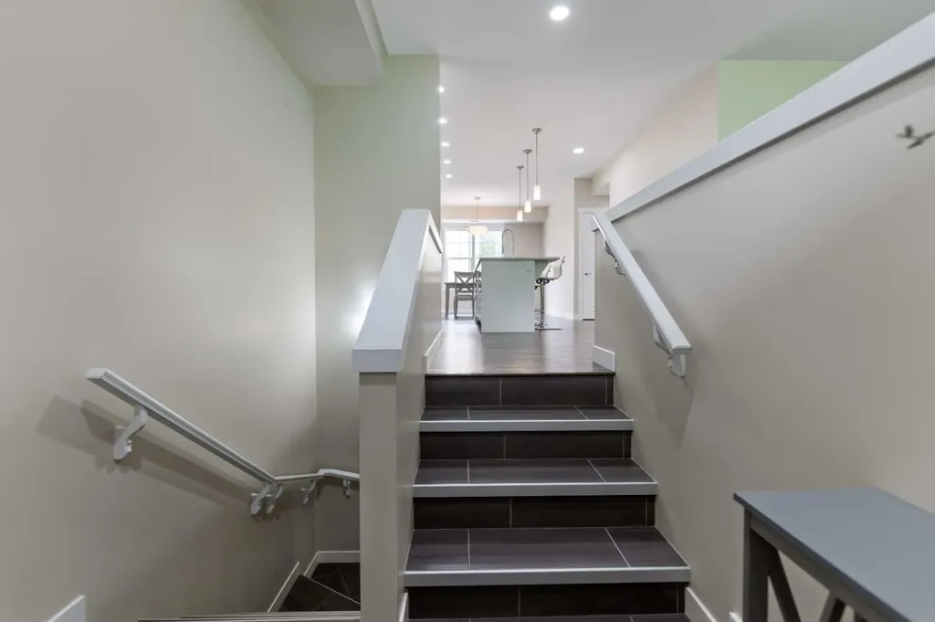 165 Cranbrook Villas SE Calgary AB T3M 1Z3