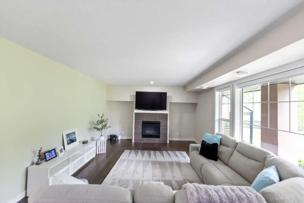 165 Cranbrook Villas SE Calgary AB T3M 1Z3