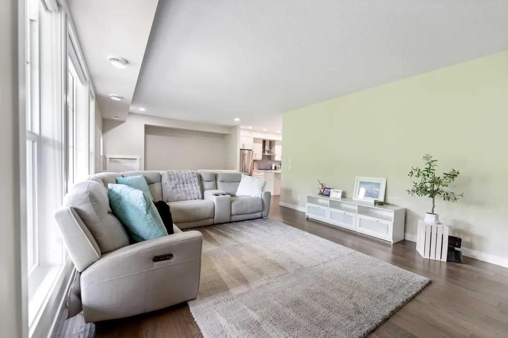 165 Cranbrook Villas SE Calgary AB T3M 1Z3