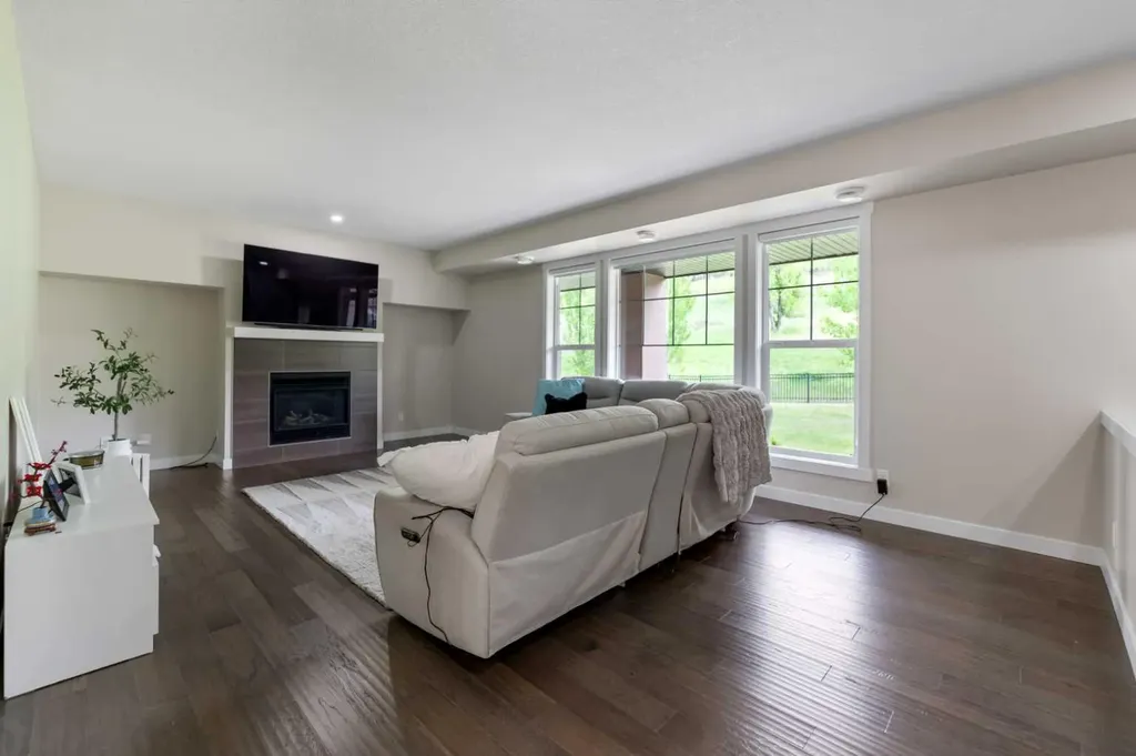 165 Cranbrook Villas SE Calgary AB T3M 1Z3