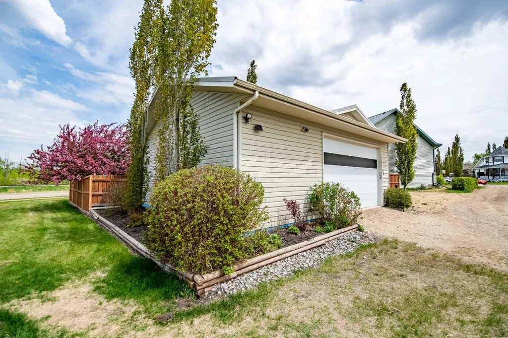 25 Fern Glade Crescent Sylvan Lake AB T4S 1Z6