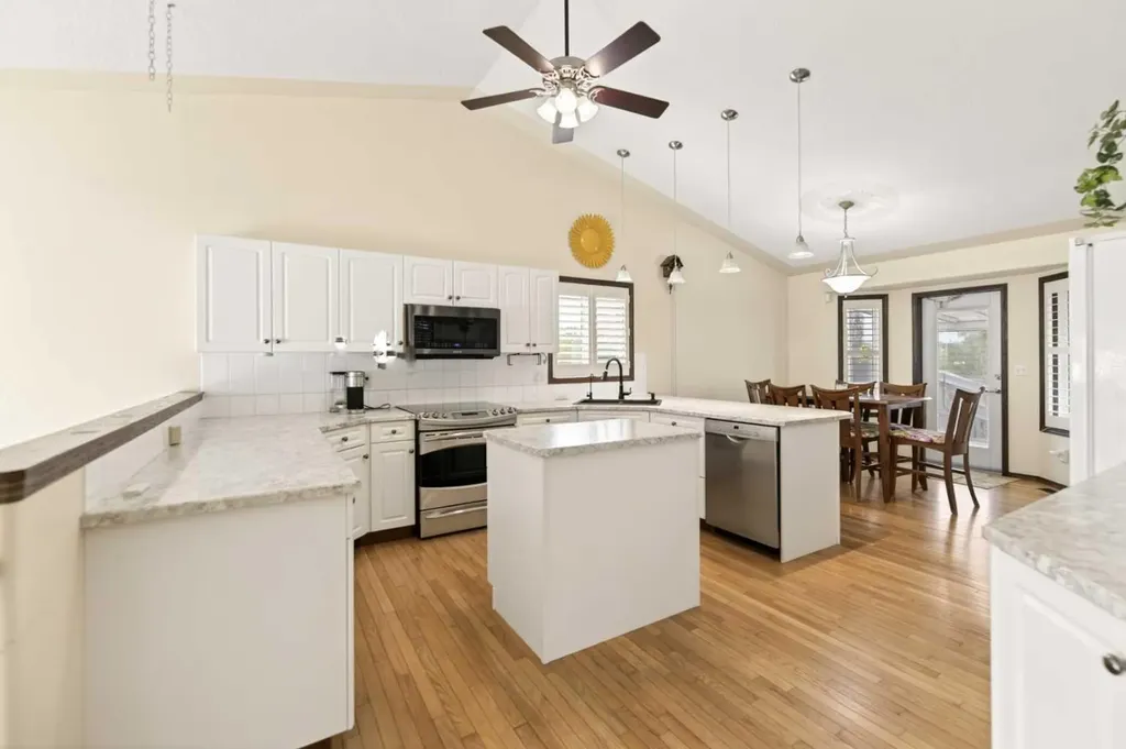 25 Fern Glade Crescent Sylvan Lake AB T4S 1Z6