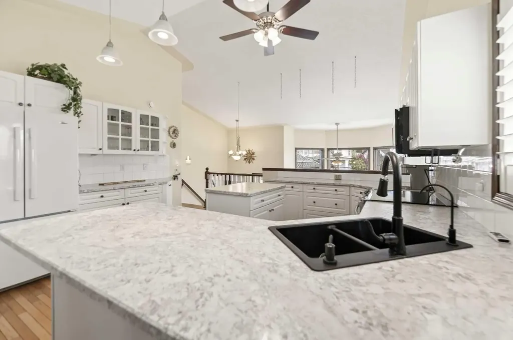 25 Fern Glade Crescent Sylvan Lake AB T4S 1Z6