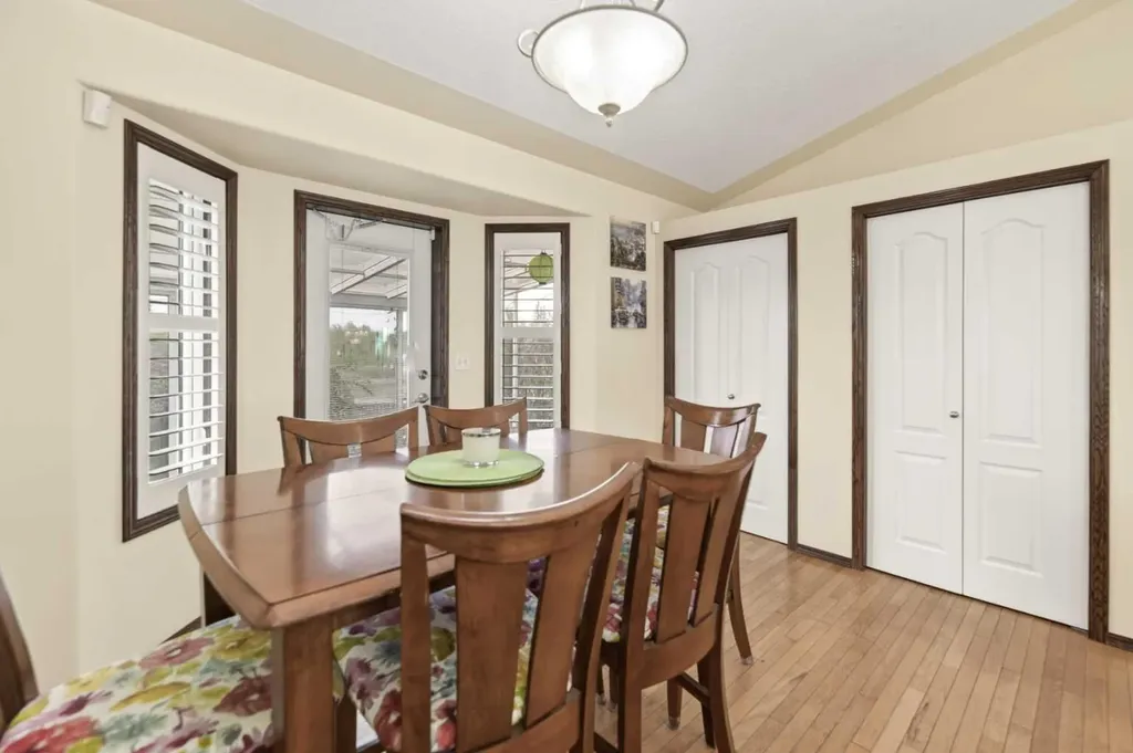 25 Fern Glade Crescent Sylvan Lake AB T4S 1Z6