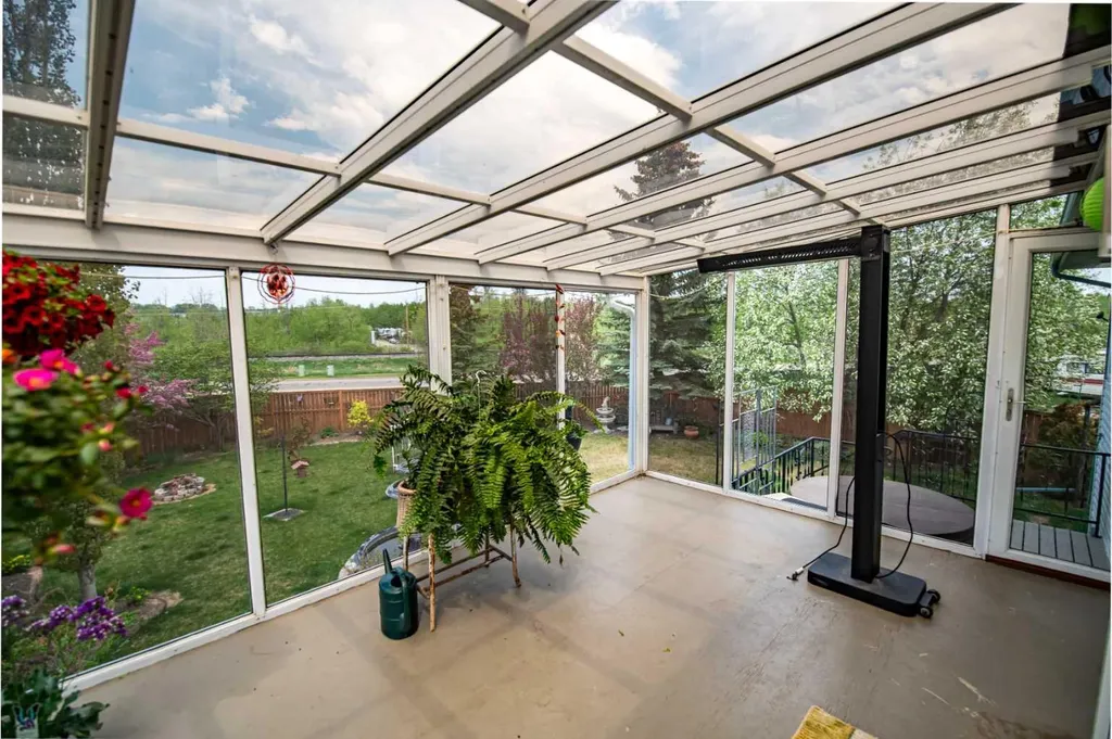 25 Fern Glade Crescent Sylvan Lake AB T4S 1Z6