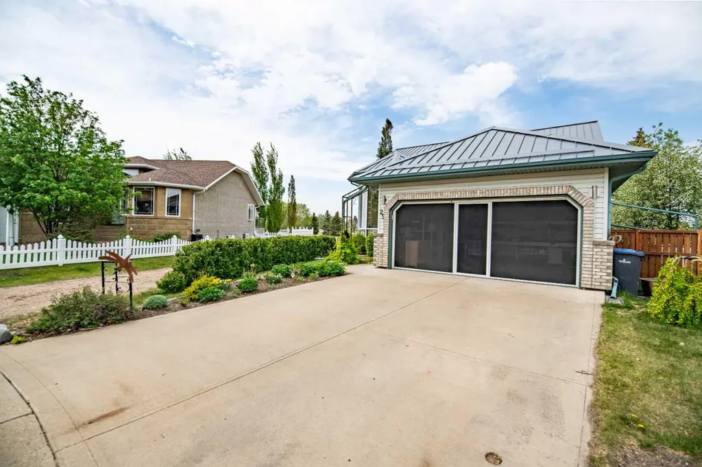 25 Fern Glade Crescent Sylvan Lake AB T4S 1Z6