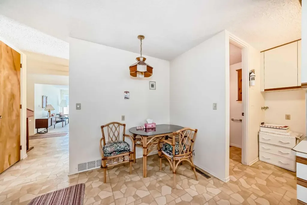 8 Varsdale Place NW Calgary AB T3A 0G7