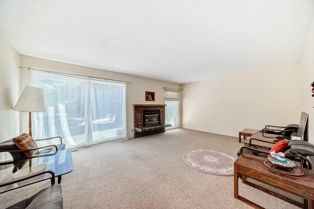 8 Varsdale Place NW Calgary AB T3A 0G7
