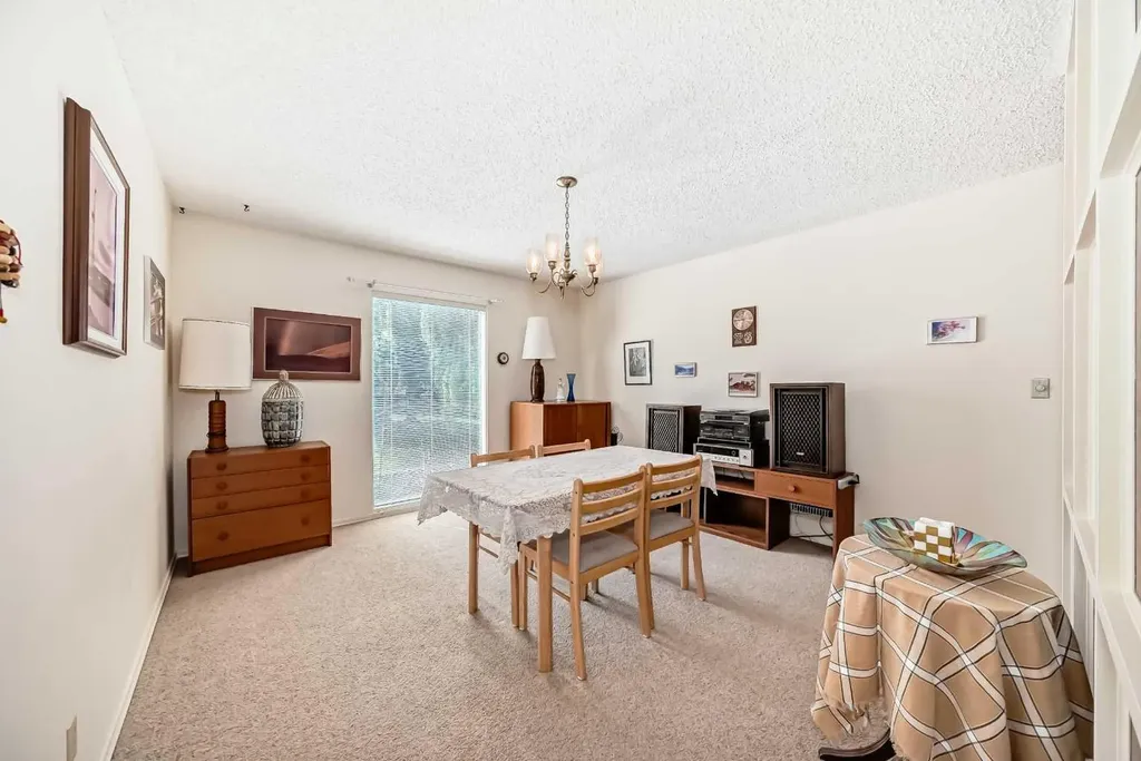8 Varsdale Place NW Calgary AB T3A 0G7