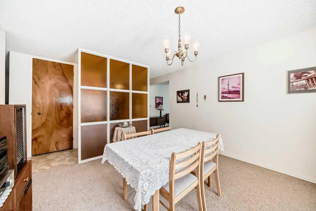 8 Varsdale Place NW Calgary AB T3A 0G7