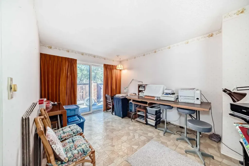 8 Varsdale Place NW Calgary AB T3A 0G7
