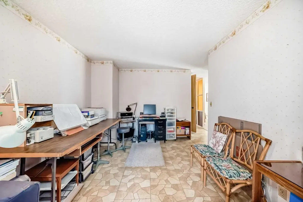 8 Varsdale Place NW Calgary AB T3A 0G7